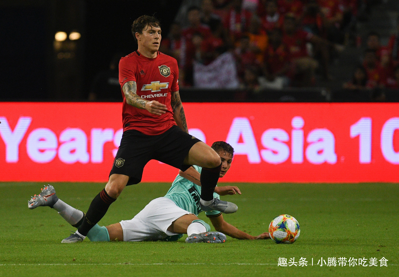 爱博体育 林德洛夫:不会介意别人的批评 我喜欢和马奎尔一起搭档