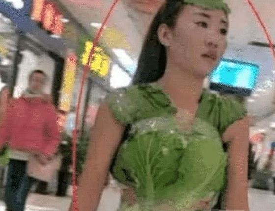 女子为搏眼球, 穿“几片菜叶”现身商场, 被群众举报!