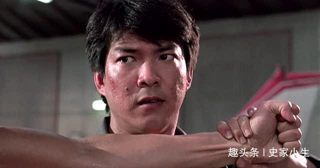 导演一般不敢请他当配角，因为气场太大，主角光环老是都被抢