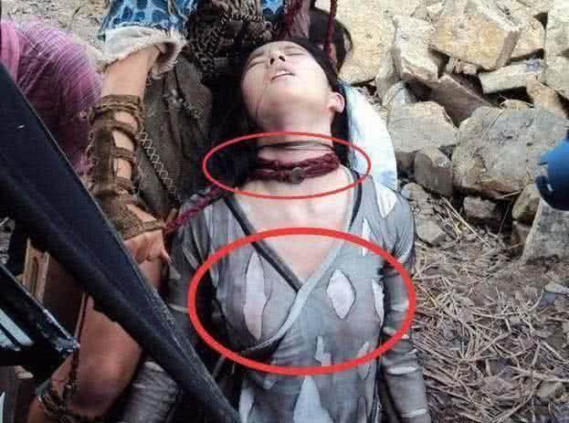 笑到胃痛的穿帮镜头:刘亦菲挺起胸膛,张三丰的耐克鞋穿越了?