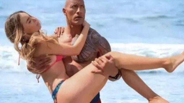 为啥电视剧“公主抱”都很轻松,当看到全身照,原谅我笑出马甲线