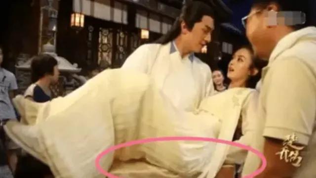 为啥电视剧“公主抱”都很轻松,当看到全身照,原谅我笑出马甲线