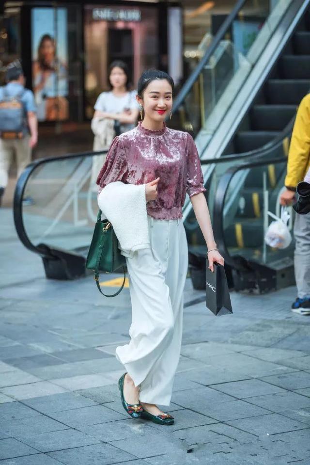 女生出门搭配高跟鞋，走到哪里都是时尚焦点