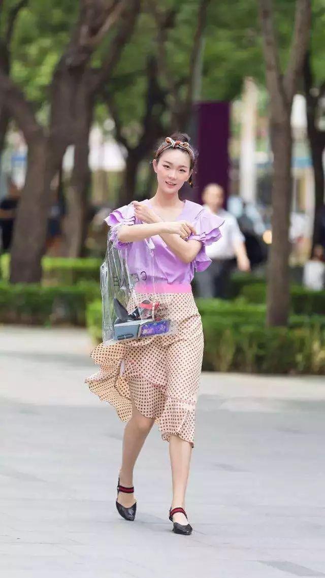 女人穿的高跟鞋，时尚中带着浪漫