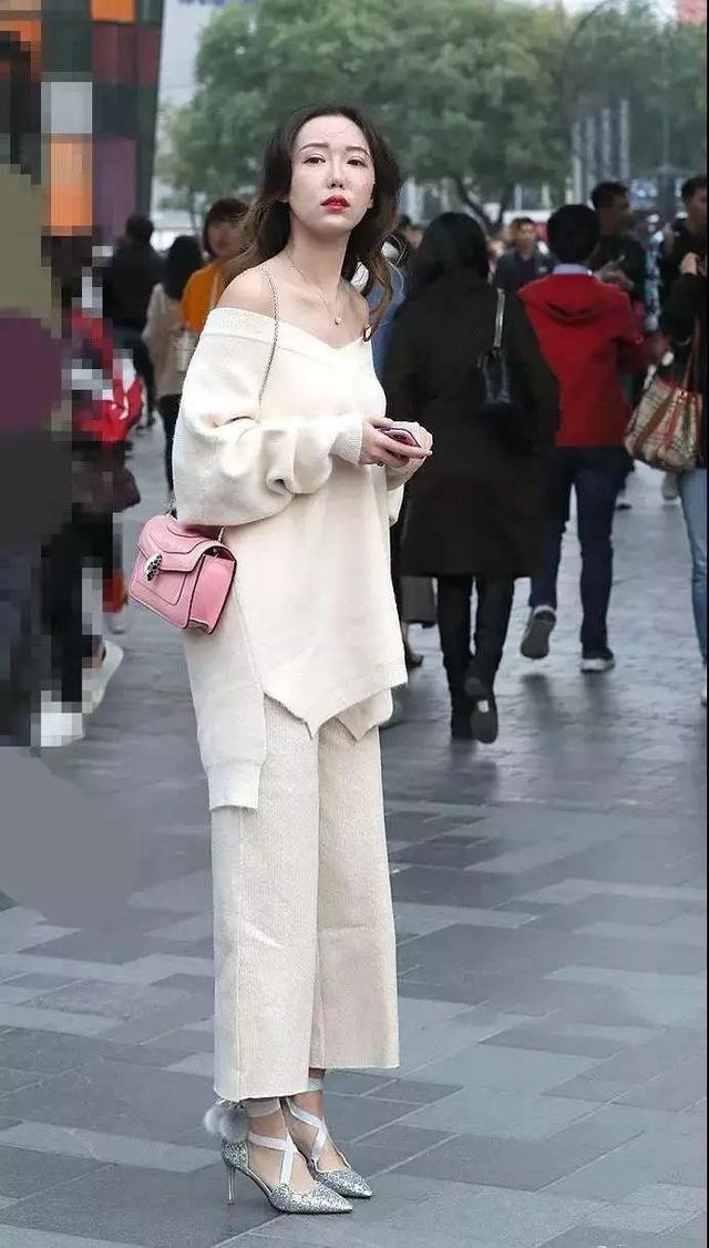 出街搭配高跟鞋，塑造出女性曼妙的身姿