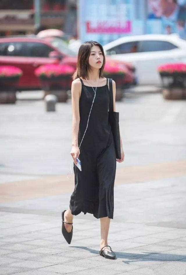 新时代的女性，搭配高跟鞋才能更显气质