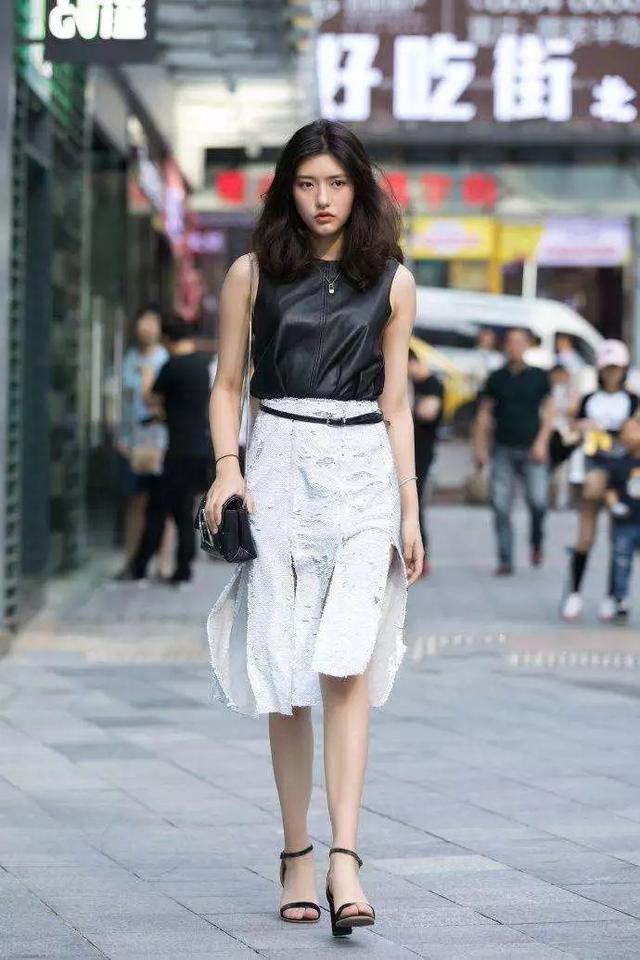 出街搭配高跟鞋，塑造出女性曼妙的身姿