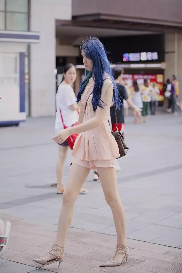 出街搭配高跟鞋，塑造出女性曼妙的身姿