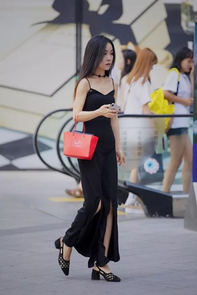 新时代的女性，搭配高跟鞋才能更显气质