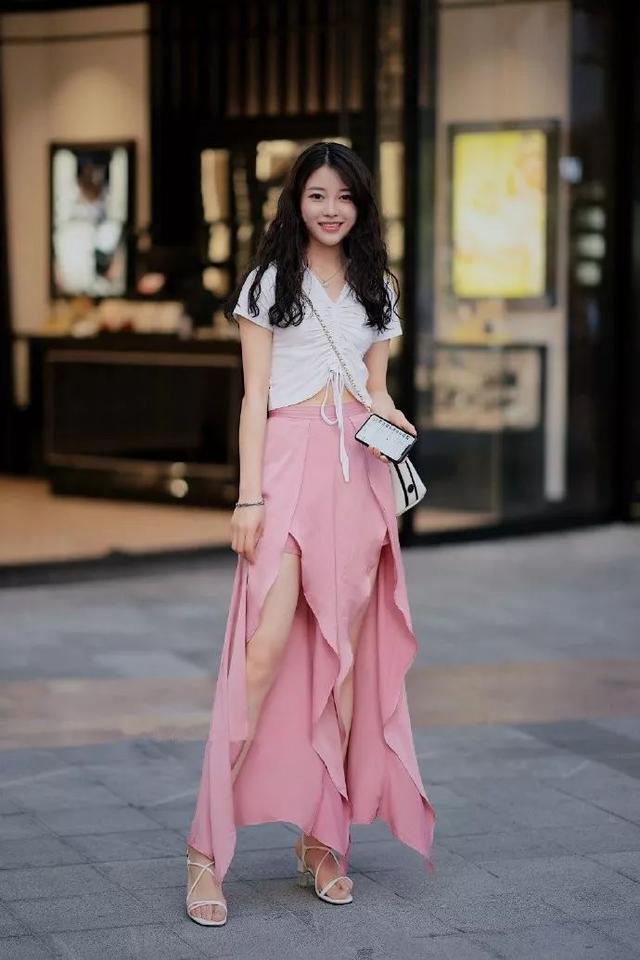 新时代的女性，搭配高跟鞋才能更显气质