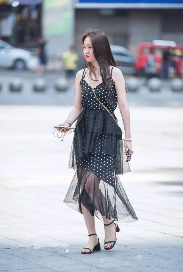街拍:美女一条高腰开衩的半身裙搭配一双高跟鞋,别具韵味