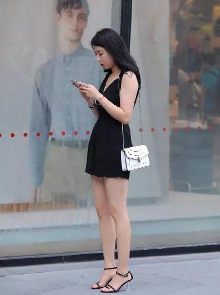 搭配高跟鞋出街，总能给女生带来更高的回头率