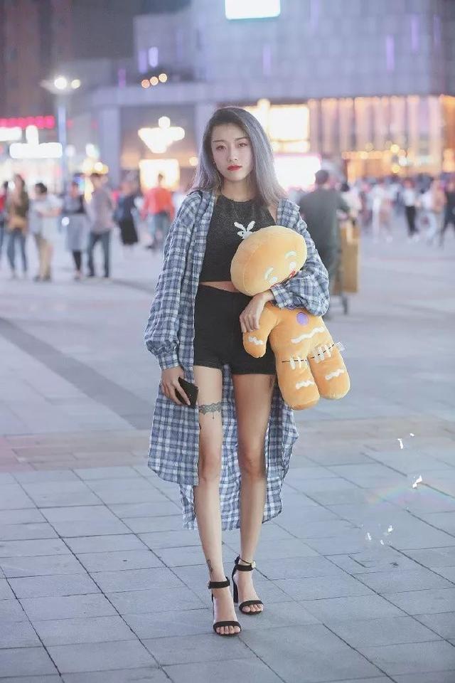 搭配高跟鞋出街，总能给女生带来更高的回头率