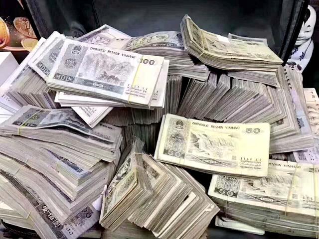 行家变卖囤积了15年的旧版币，但是却没有几个人敢出价！