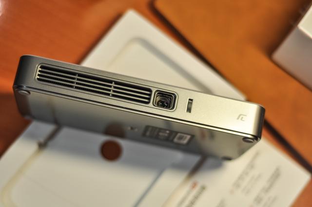 语音控制还支持智能矫正，购买微型投影仪选创维就对了