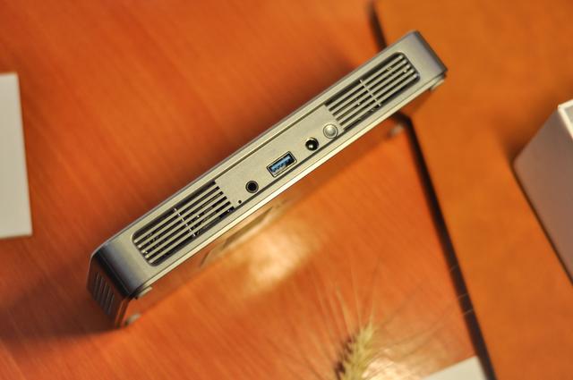 语音控制还支持智能矫正，购买微型投影仪选创维就对了