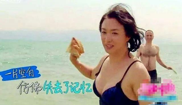 金星暴露的皮肤好真实，穿泳装秀身材，胳膊依旧很是壮实