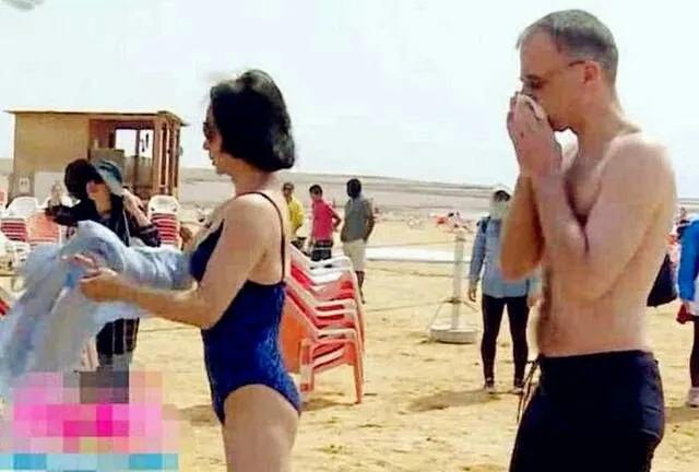 金星暴露的皮肤好真实，穿泳装秀身材，胳膊依旧很是壮实