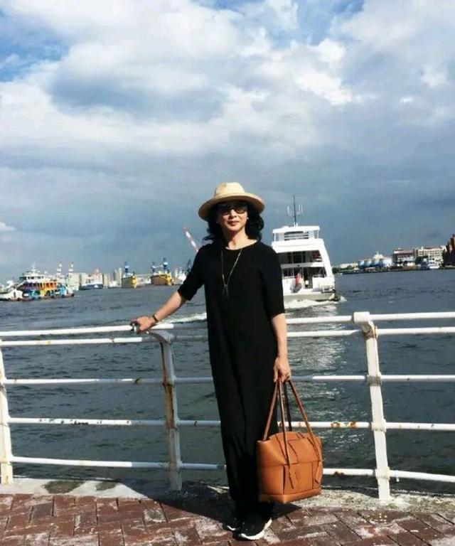 金星暴露的皮肤好真实，穿泳装秀身材，胳膊依旧很是壮实