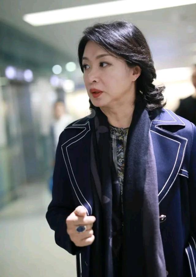 金星暴露的皮肤好真实，穿泳装秀身材，胳膊依旧很是壮实