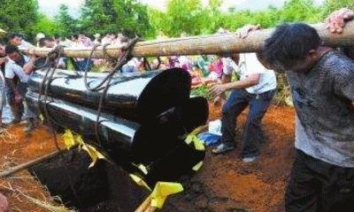 故事：孝子跪在母亲棺材前说，娘，儿愿意替你死啊，谁知竟成真了