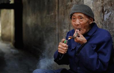 老汉野狗嘴下救弃婴，孩子成才后，亲生爹娘来夺女，惹不起躲得起