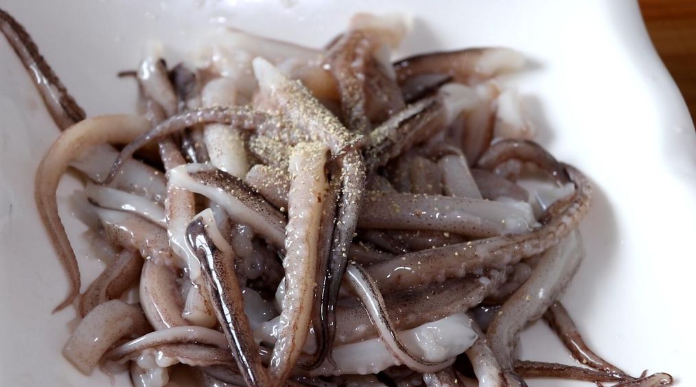 教你干锅鱿鱼须的简单做法,鱿鱼须吃起来干香有嚼劲,下饭又下酒