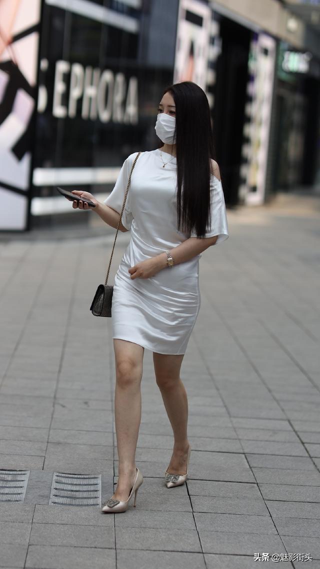 白色真丝连衣裙不显胖还很有韵味，搭配尖头细跟鞋展现气质美