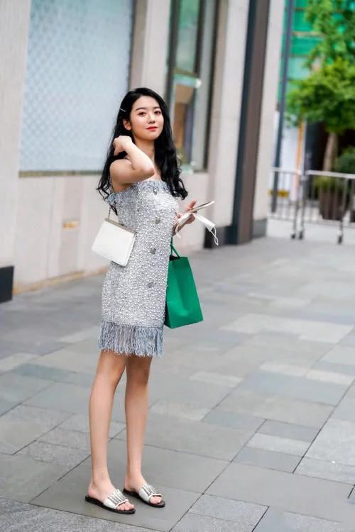 街拍：银灰色连衣裙分外耀眼，小姐姐穿上它宛若一个冰雪美人