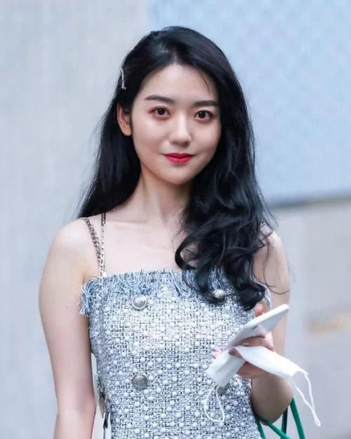 街拍：银灰色连衣裙分外耀眼，小姐姐穿上它宛若一个冰雪美人