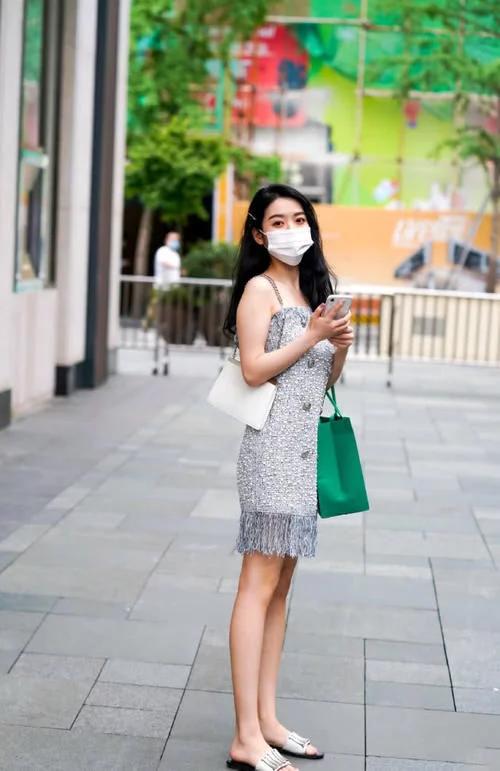 街拍：银灰色连衣裙分外耀眼，小姐姐穿上它宛若一个冰雪美人