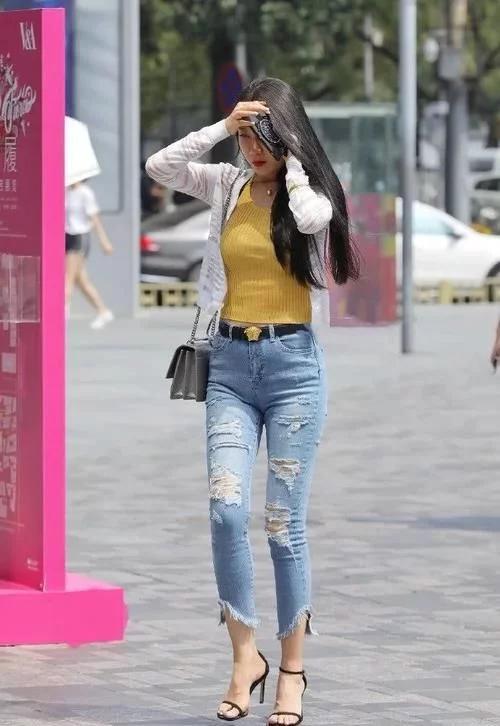 街拍：紧身牛仔裤搭配高跟鞋，好身材轻松穿出来