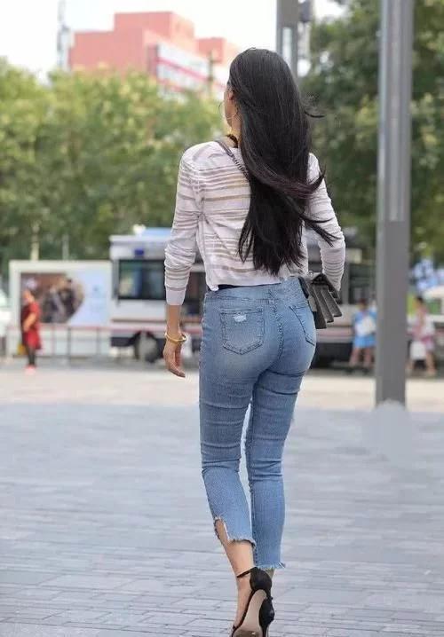 街拍：紧身牛仔裤搭配高跟鞋，好身材轻松穿出来