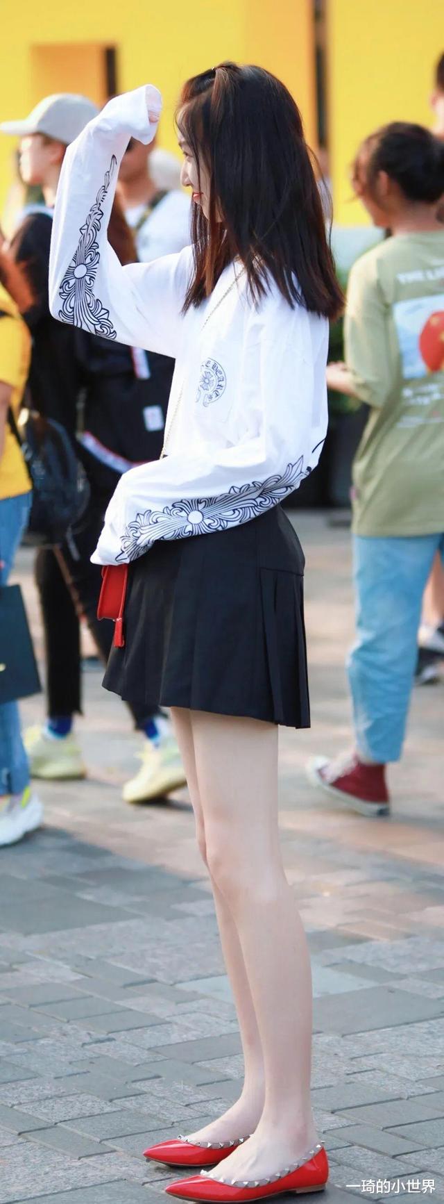 亭亭玉立的邻家女孩，一双玉腿让她光彩耀人