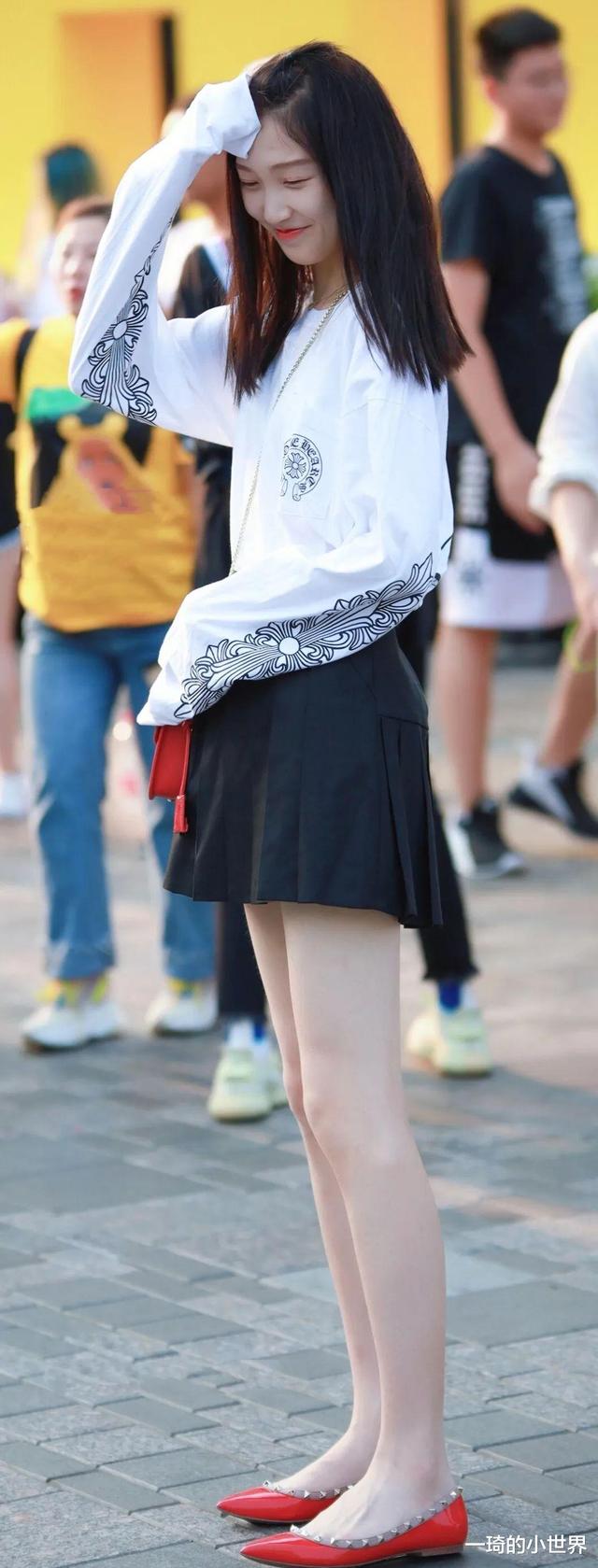 亭亭玉立的邻家女孩，一双玉腿让她光彩耀人