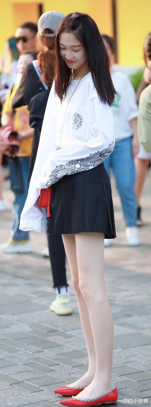 亭亭玉立的邻家女孩，一双玉腿让她光彩耀人