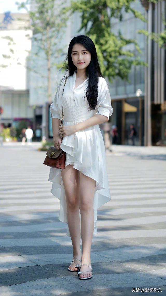 炎炎夏日降温很重要，美女穿白色连衣裙不显胖，清凉又美丽