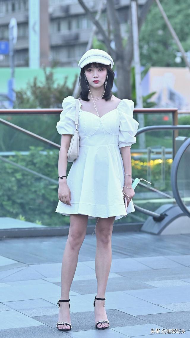 炎炎夏日降温很重要，美女穿白色连衣裙不显胖，清凉又美丽