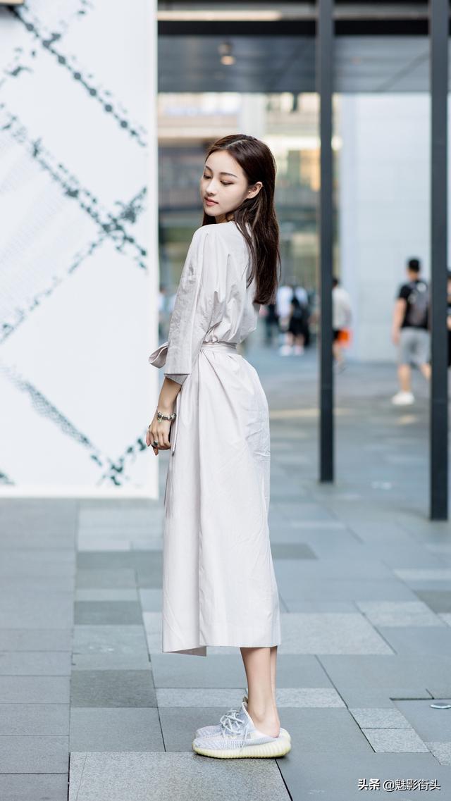 炎炎夏日降温很重要，美女穿白色连衣裙不显胖，清凉又美丽