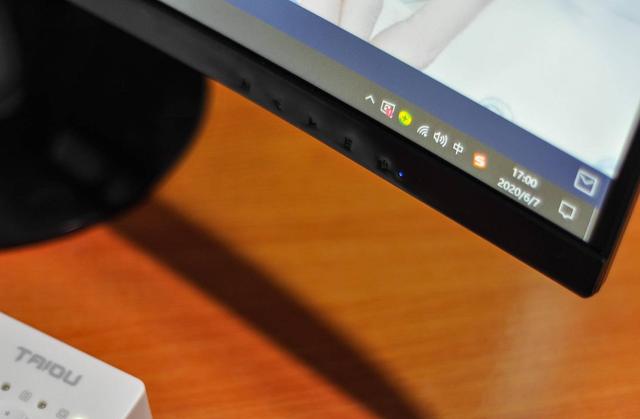 1800R的圆弧曲面屏,带来太空舱的视觉感受,关键是还便宜