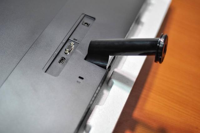 1800R的圆弧曲面屏,带来太空舱的视觉感受,关键是还便宜