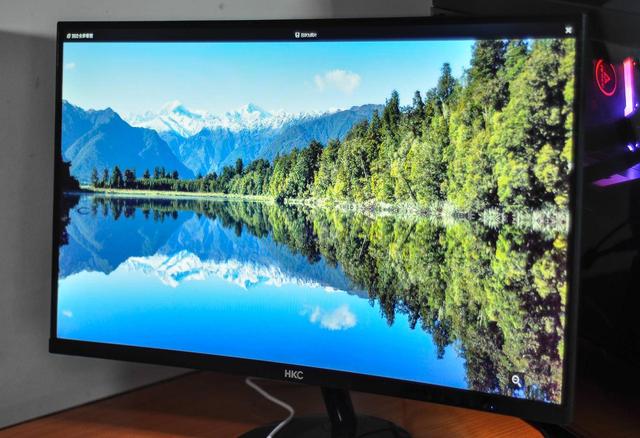 1800R的圆弧曲面屏,带来太空舱的视觉感受,关键是还便宜