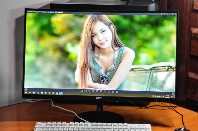 1800R的圆弧曲面屏,带来太空舱的视觉感受,关键是还便宜