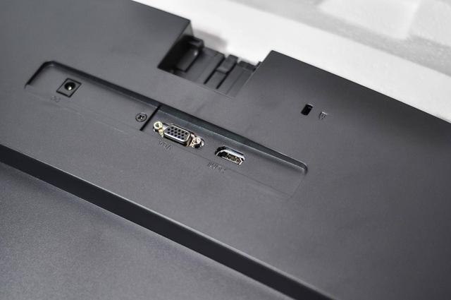 1800R的圆弧曲面屏,带来太空舱的视觉感受,关键是还便宜