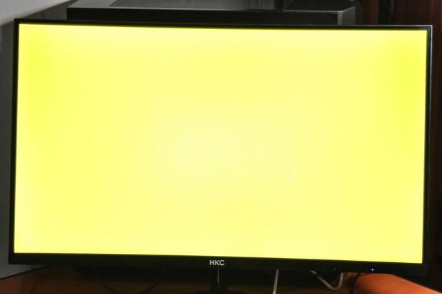 1800R的圆弧曲面屏,带来太空舱的视觉感受,关键是还便宜