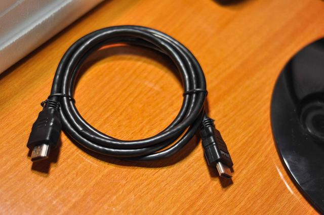 1800R的圆弧曲面屏,带来太空舱的视觉感受,关键是还便宜