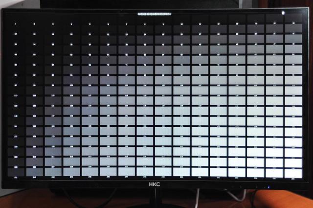 1800R的圆弧曲面屏,带来太空舱的视觉感受,关键是还便宜