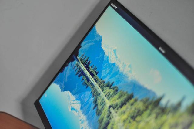 1800R的圆弧曲面屏,带来太空舱的视觉感受,关键是还便宜