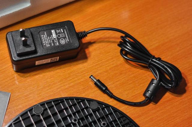 1800R的圆弧曲面屏,带来太空舱的视觉感受,关键是还便宜