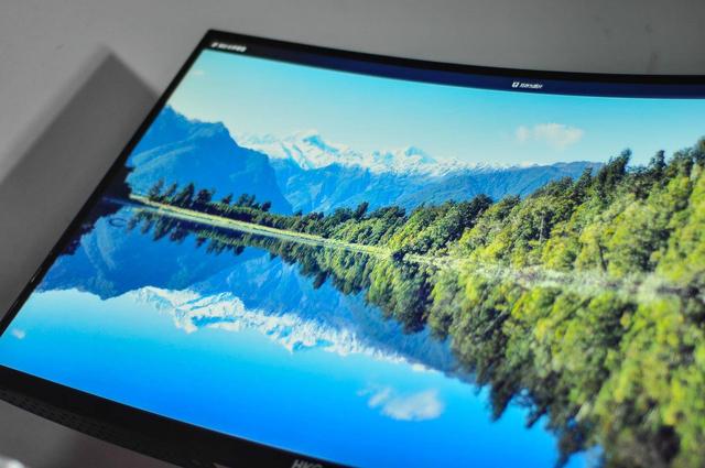 1800R的圆弧曲面屏,带来太空舱的视觉感受,关键是还便宜